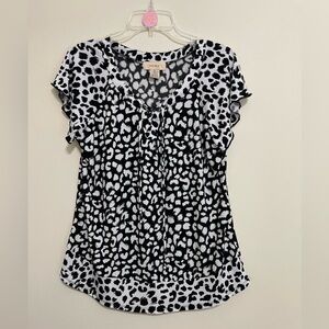 Women's Black and White Print Top
~ Size Large ~ office or‎ business wear